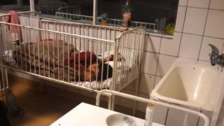 Imagini şocante filmate &icirc;ntr-un spital din Rom&acirc;nia! Copiii bolnavi sunt &icirc;ngrijiţi printre g&acirc;ndaci şi mizerie