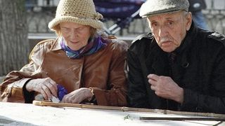 Bătr&acirc;nii din Rom&acirc;nia, condamnaţi la sărăcie! Pensia medie &icirc;n luna septembrie a fost de 1.180 lei