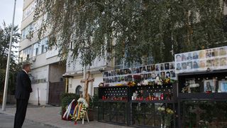 Klaus Iohannis a depus o coroană de flori la Clubul Colectiv