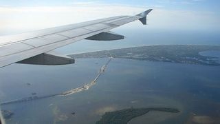 Epava aeronavei care s-a prăbuşit &icirc;n Indonezia, cu 188 de oameni la bord, a fost găsită. Ce au declarat oficialii despre victime