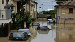 8 oameni şi-au pierdut viaţa &icirc;n urma inundaţiilor devastatoare din Italia! Printre ei se află şi un rom&acirc;n