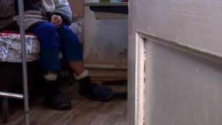 Imagini cutremurătoare! Uitaţi de către proprii copii, c&acirc;ţiva bătr&acirc;ni dintr-un azil din Vrancea trăiesc printre g&acirc;ndaci!