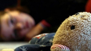 Bărbat condamnat la închisoare, după ce îşi lovea copiii şi îi punea să se bată între ei. Câţi ani de puşcărie va face tatăl