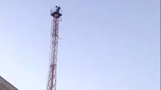 Un bărbat din Brăila a ameninţat că se aruncă de pe o antenă. Momentul tulburător fost transmis LIVE pe Facebook