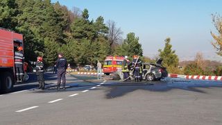 O masina s-a facut scrum pe drumul care leaga Brasovul de Poiana Brasov