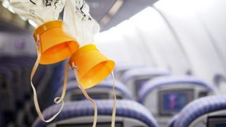 Panică &icirc;ntr-un avion care tocmai decolase de pe aeroportul din Cluj! Toţi pasagerii şi-au pus măştile de oxigen