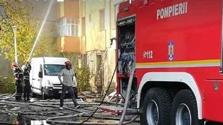El este pompierul-erou care a intervenit la explozia din Piatra Neamţ &icirc;mbrăcat &icirc;n haine de casă: "Şi-a făcut treaba ars tot pe faţă, &icirc;n tricou şi izmene"