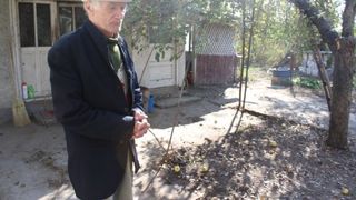 Drama unui bătr&acirc;n din Vrancea: "Am vrut să mă sinucid! Nu mai suport să stau aici cu şobolani de juma' de kil!"