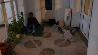 VIRAL. Oameni fotografiaţi &icirc;n timp ce dorm pe holurile spitalului, la Brăila