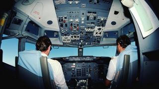 Sute de oameni &icirc;n PERICOL. Pilotul s-a urcat beat criţă la manşa aeronavei. Şocul pe care l-au avut c&acirc;nd i-au pus fiola