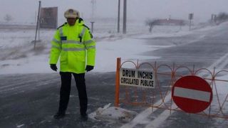 INFOTRAFIC. Drumuri închise din cauza zăpezii. Frigul loveşte România. Atenţie când plecaţi la drum