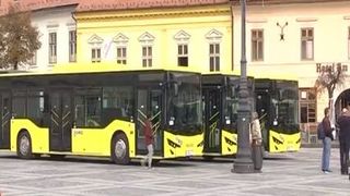 Sibienii vor avea transport &icirc;n comun de ultimă generaţie! Noile autobuze au fost prezentate astăzi, &icirc;n Piaţa Mare