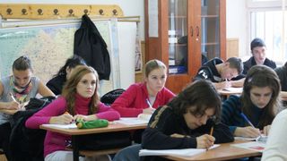 Mai mulţi elevi din Capitală şi-au scos la v&acirc;nzare profesoara! C&acirc;ţi bani cereau pe ea!