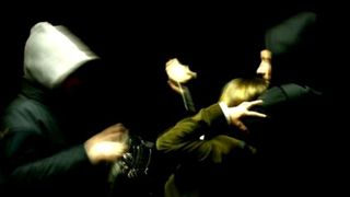 O plimbare în natură s-a transformat într-un coşmar pentru o tânără de 20 de ani. Trei bărbaţi au bătut-o, apoi au violat-o