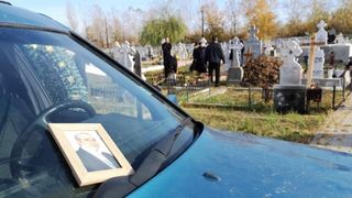 &rdquo;Vraciul Ceauşeştilor&ldquo;, Mudava, a fost condus pe ultimul drum: &rdquo;I-a salvat pe alţii, dar pe el nu a mai putut să se salveze. C&acirc;te să mai facă şi el?&ldquo;