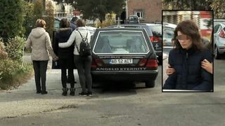 Imagini devastatoare! Alina a ridicat de la morgă trupul ne&icirc;nsufleţit al copilului de 3 ani, &icirc;mpuşcat &icirc;n cap de tată