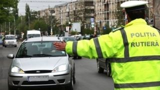 Amenzi uriaşe pentru un gest banal. ŞOFERI, uitati-vă repede la geamurile maşinilor. Poliţiştii nu vă iartă dacă vă prind AŞA &icirc;n trafic