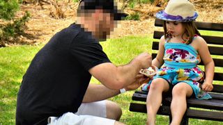 Designer din Oradea, condamnat pentru pedofilie! Bărbatul le ademenea pe copile cu &icirc;ngheţată