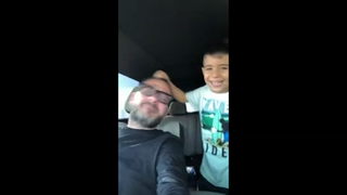 Horia Constantinescu şi-a filmat copilul &icirc;n timp ce dansează pe manele &icirc;ntr-o maşină &icirc;n mers! "E greşit ce am făcut, dar e greu ca un copil să nu se plictisească!"