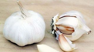 Efectele consumului de usturoi. Te scapă de boli grele. Cum trebue să-l consumi
