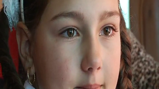 Peste 100.000 de copii din Rom&acirc;nia au un gol imens &icirc;n suflet. Din ce &icirc;n ce mai mulţi părinţi &icirc;i lasă pe micuţi &icirc;n grijă rudelor şi pleacă peste hotare