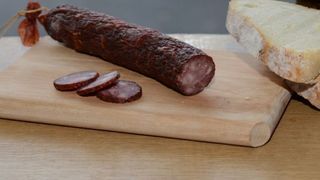 M&acirc;ncăm chimicale şi le dăm şi copiilor noştri acelaşi lucru. Fumul folosit la prepararea mezelurilor din comerţ este complet dăunător organismului