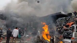 Incendiu de proporţii &icirc;n Craiova. Un depozit de dezmembrări, &icirc;n flăcări: "Ardem toţi aici"