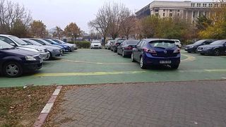 Ca la noi, la nimeni! Heliportul Spitalului Universitar din Bucureşti, transformat &icirc;n parcare auto! "Era prea aproape de stradă şi l-am &icirc;nchis!"