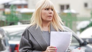 Cum arată mormântul tatălui Elenei Udrea? În lipsa blondei, dar şi a mamei fostului ministru, de locul de veci al lui Nicolae Udrea ar trebui să se ocupe fratele Elenei, rămas în ţară