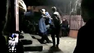 Imagini scandaloase! Om al străzii din Comăneşti, bătut cu coada de la topor şi obligat să danseze