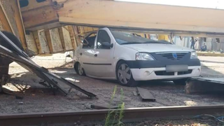 Scenă desprinsă parcă din filmele de comedie cu urmări de-a dreptul dramatice, &icirc;n Cluj! Muncitorii au &icirc;ncercat să taie o macara cu flexul şi ce a urmat este de tot r&acirc;sul