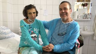 Ea este femeia căreia stilista Teo Mărăcineanu, prin moartea sa, i-a salvat viaţa. Ficatul tinerei ucise de un atac cerebral a fost transplantat Mariei, o mamă din Arad