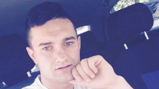 Daniel s-a stins din viaţă la 22 de ani, după ce tatăl lui l-a înjunghiat. Băiatul voia să îşi scape mama din ghearele unui tată alcoolic şi violent