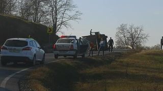 Trafic blocat pe DN14, &icirc;n Sibiu, după ce un TIR plin cu lemne s-a răsturnat! Sunt patru victime după ce buştenii au ajuns pe alte maşini