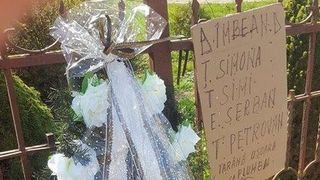 Scandal imens &icirc;ntr-o comună din Mureş, după ce patru localnici au primit o coroană cu numele lor scris pe ea!