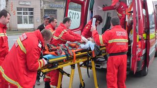 O femeie din Iaşi a fost incendiată de iubit chiar &icirc;n stradă! A stropit-o cu benzină, a aprins focul şi a privit-o cum arde