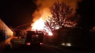 Incendiu de proporţii la Cernavodă, &icirc;n zona barăcilor! Există pericol ca flăcările să se extindă