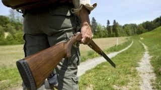 O femeie din Tulcea, &icirc;mpuşcată de concubin cu arma de v&acirc;nătoare! Ulterior, bărbatul s-a sinucis