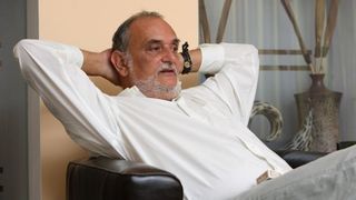 Cum arată mormântul lui Dinu Patriciu? La mai bine de 4 ani de la moartea miliardarului, mama afaceristului a adus o mulţime de coşuri cu flori la locul de veci FOTO