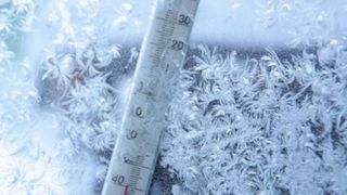 Diferenţele bruşte de temperatură au făcut primele victime! Un bărbat din Sf&acirc;ntu Gheorghe a fost găsit mort &icirc;ntr-un parc