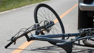 Accident cumplit &icirc;n Vrancea! O femeie şi un adolescent aflaţi pe biciclete, răniţi grav de un autoturism condus de un cetăţean libanez