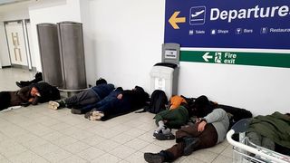 Peste 180 de rom&acirc;ni, blocaţi de s&acirc;mbătă pe aeroportul Luton din Londra! Au dormit pe jos şi nici acum nu ştiu c&acirc;nd vor ajunge la Cluj!