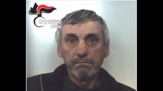 Ioan, un român stabilit în Italia, a fost torturat cu ranga, în propria casă, de un alt român, ca să spună unde ţine banii