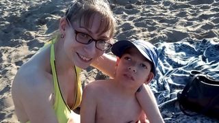 Ajunsă &icirc;n pragul disperării, Elena şi-a luat copilul paralizat &icirc;n braţe şi s-a aruncat &icirc;n gol de la etajul 9