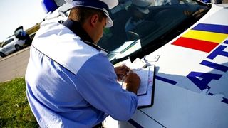 Maşina unui poliţist din Arad, vandalizată de trei tineri care au vrut să se răzbune după ce unul fusese amendat &icirc;n trafic