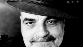 Un cunoscut regizor rom&acirc;n, confundat la Amsterdam cu un c&acirc;ntăreţ: &rdquo;Ma confundaseră cu Damian Draghici! Uite, aşa cum arăt acum juri că suntem fraţi!&rdquo;