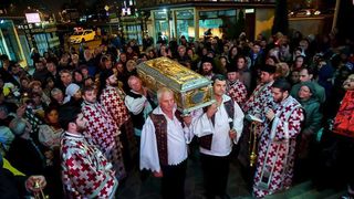 Prima procesiune de la Catedrala M&acirc;ntuirii Neamului a avut loc luni seară! Iată programul complet din noiembrie al slujbelor de la noul lăcaş de cult!