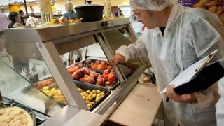 Hotelurile şi restaurantele din Rom&acirc;nia, verificate de inspectori sub acoperire. "Clienţii misterioşi" se vor da drept turişti obişnuiţi