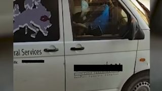 Imagini revoltătoare surprinse în faţa Morgii din Reşiţa! O femeie îşi alăptează copilul în maşina cu care sunt transportaţi morţii
