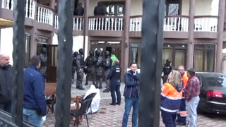 Descinderi ale mascaţilor la locuinţa lui Vanghele! Este acuzat că a comis mai multe fapte ilegale, săv&acirc;rşite cu violenţă! "Mi-e rău, am tensiunea mare şi ei zic că n-am nimic!"